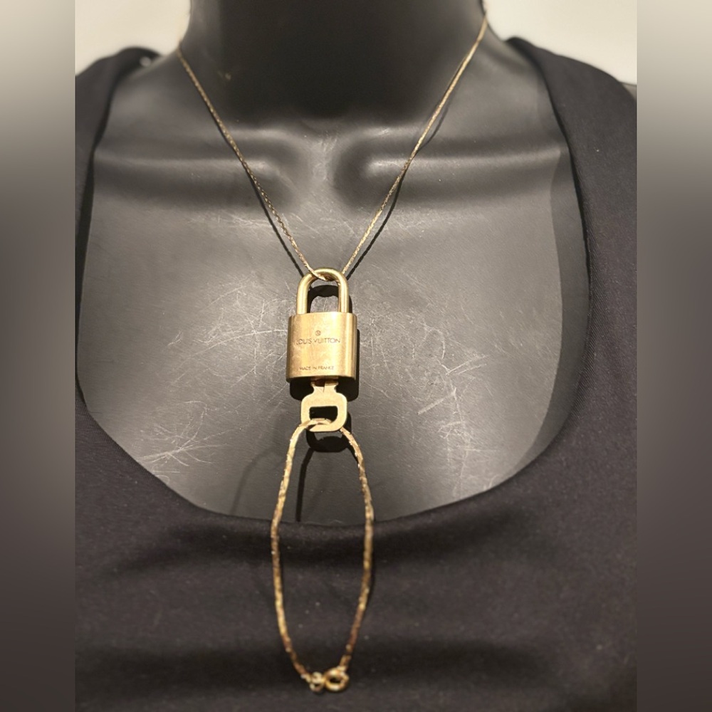 Louis Vuitton Gold Padlock and key #311)with Necklace and bracelet a set